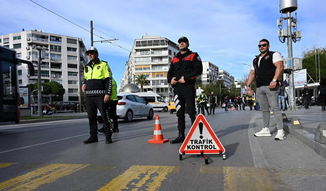 İzmir polisinden büyük operasyon: Aranan 903 kişi yakalandı