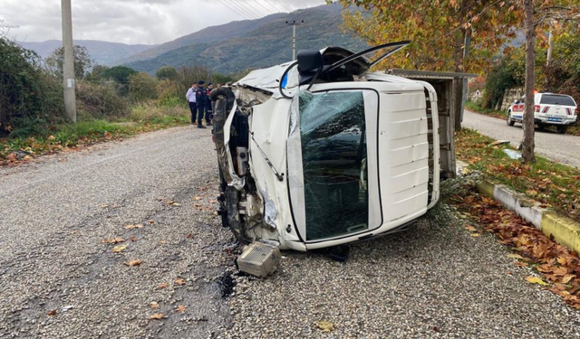 Ödemiş’te kamyonet refüje devrildi: 1 yaralı