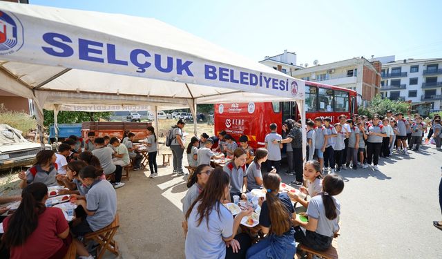 Kent Lokantası Öğrenci Otobüsü 1 yaşında: Efes Selçuk’ta günde 500 öğrenciye sıcak yemek