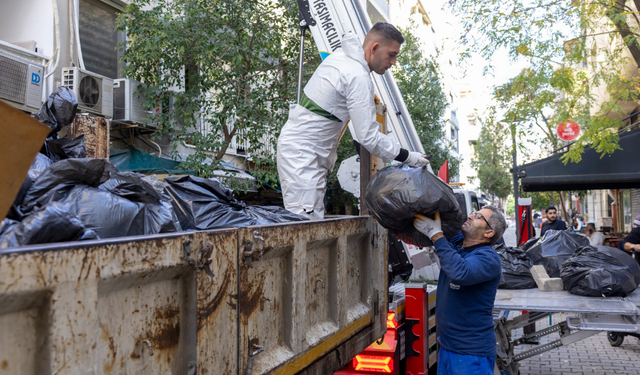 Konak’ta çöp ev temizliği: 4 kamyon atık çıkarıldı