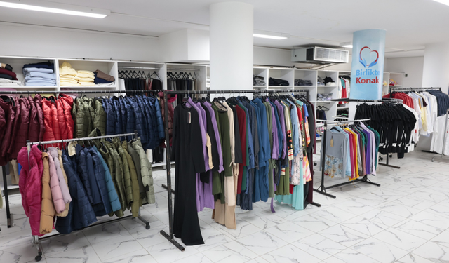 Konak’ta dayanışma büyüyor: Giysi Market açıldı