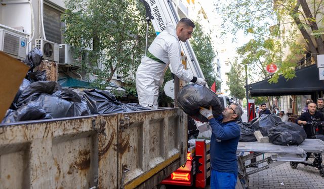 Konak Belediyesi'nden çöp ev operasyonu: 4 kamyon dolusu atık çıkarıldı