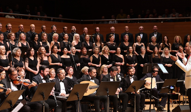 İzmir Büyükşehir Belediyesi Korosu Sonbahar Şarkılarıyla yüreklere dokundu