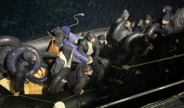 Kasırgada sürüklenen botta ölüm kalım mücadelesi: 26 göçmen kurtarıldı