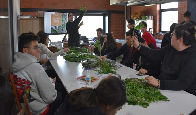 Liseli gençler Ege’nin unutulan otlarını UNESCO’ya taşıyor