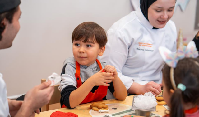 Miniklerden yeni yıla renkli kurabiyeler