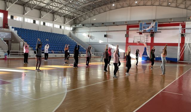 Narlıdere Belediyesi’nin aerobik kurslarına yoğun ilgi: Kadınlar güne enerjik başlıyor