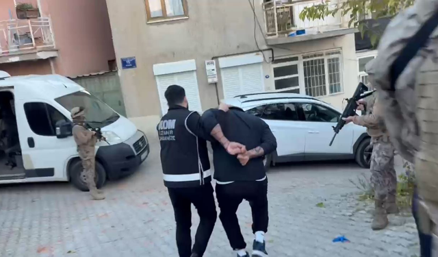 Çeşme’de nefes kesen operasyon: 6 ayrı suçtan aranan firari kıskıvrak yakalandı