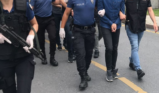 İzmir polisi Karabağlar’da harekete geçti: 329 aranan şahıs yakalandı