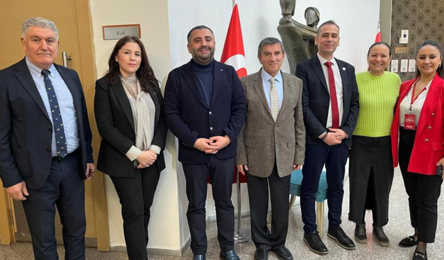 Prof. Dr. Üstün Dökmen İzmir’de aile ve okul iletişimini anlattı