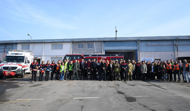 İzmir Büyükşehir Belediyesi itfaiye ekiplerinden tatbikat