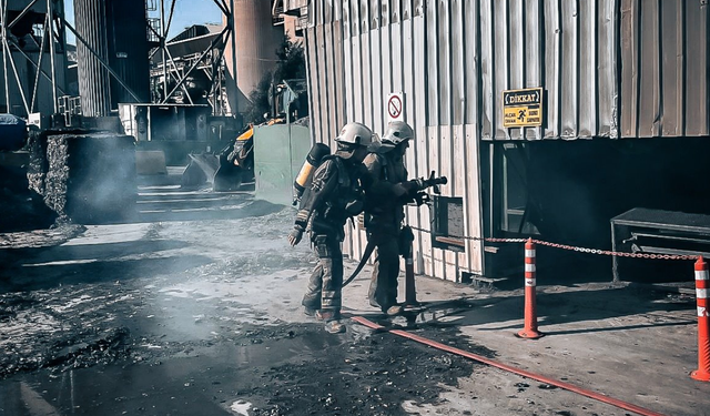 İzmir Büyükşehir Belediyesi itfaiye ekipleri arama ve kurtarma tatbikatlarına devam ediyor