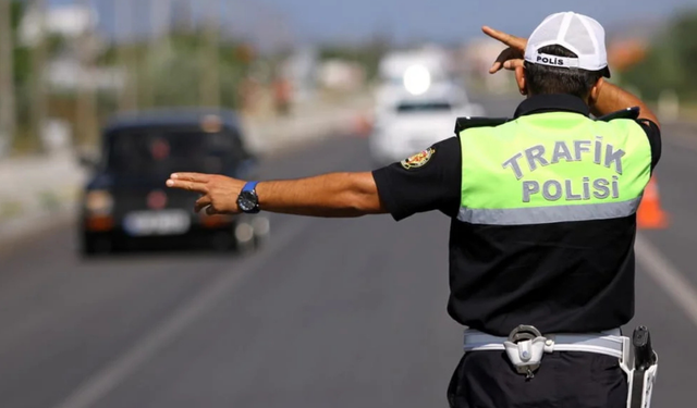 Yeni trafik yasası yolda: Kırmızı ışıkta ısrara ehliyet iptali