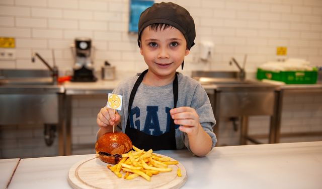 Cordelion Mutfak Sanatları Merkezi’nde küçük şefler kendi hamburgerlerini hazırladı