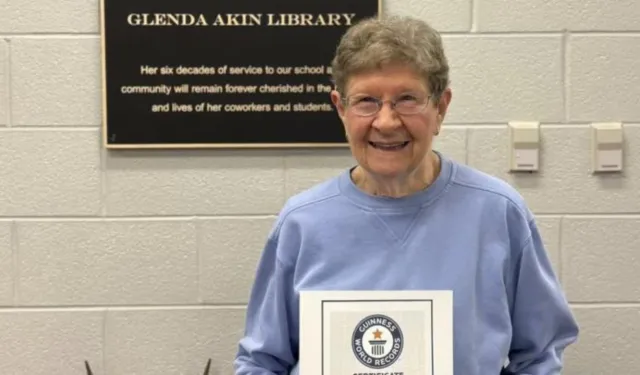 61 yıl aynı okulda çalışan öğretmen Guinness rekoru kırdı