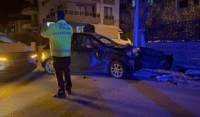 İzmir Bayındır’da 2 otomobil çarpıştı: 1 çocuk yaralandı