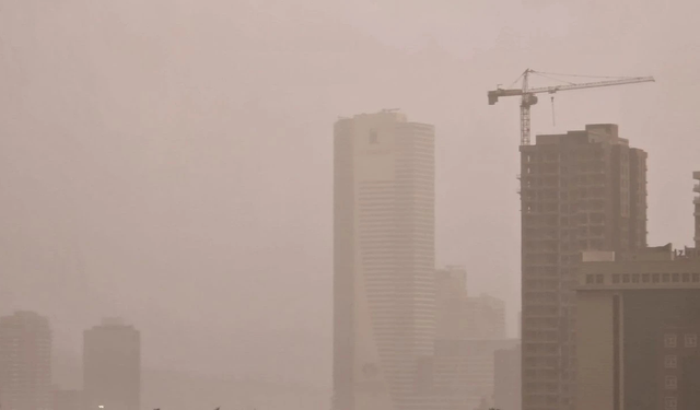 İzmir’de sağanak ve fırtına etkili oldu: Yollarda su birikintileri oluştu