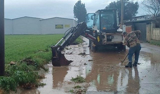Menderes Belediyesi yoğun yağışlarda sahada