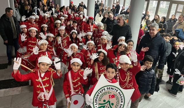 İzmir’de öğrenciler ekranı bıraktı, bando ve sporla buluştu