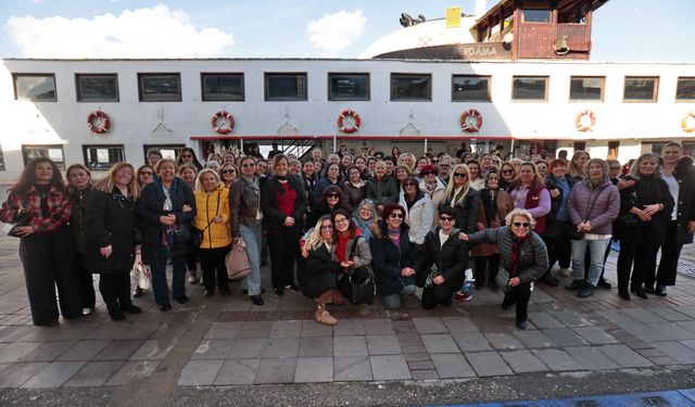 Bergama Vapuru Konaklı kadınları ağırladı: Körfez turu coşkusu marşlarla taçlandı