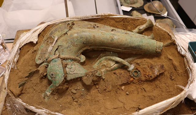 İngiltere’de nadir arkeolojik buluntu: Demir Çağı savaş enstrümanı keşfedildi