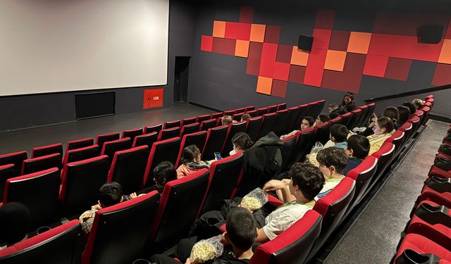 Seferihisar’da çocuklara sinema sürprizi: Bazıları ilk kez beyaz perdeyle tanıştı