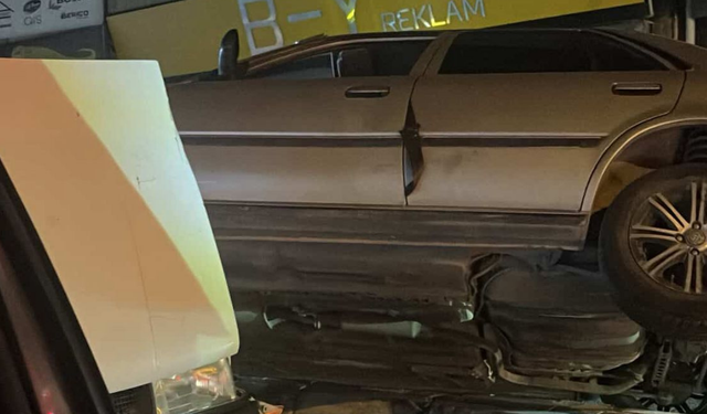 Tepecik’te feci kaza: Araç üst üste çıktı