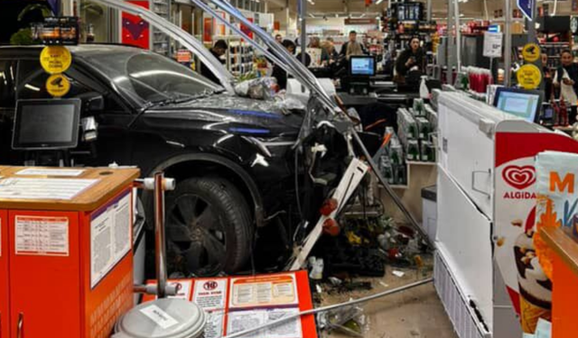 Narlıdere'de ilginç kaza: Sürücü fren yerine gaza bastı