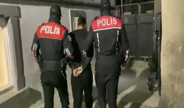 İzmir'de motosikletli timlerden nokta operasyon: 21 yıl hapis cezalı hükümlü yakalandı