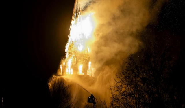Yeni yılın ilk saatlerinde Amsterdam’da tarihi kilise yandı