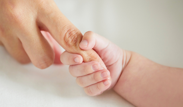 Bebeklerde ayrılık stresi: Anne yoksa beyin alarm moduna geçiyor