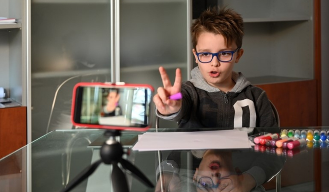 Sosyal medyanın çocuklar üzerindeki görünmeyen bedeli: Psikolojik istismar