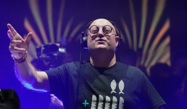 Ayin yönetiyor, gece kulübünde DJ kabinine geçiyor: Dünya basını bu rahibi konuşuyor