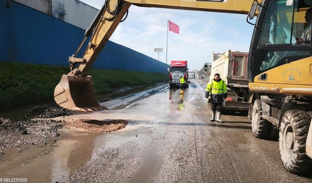 İzmir’de sel sonrası seferberlik: Kapanan yollar tek tek ulaşıma açılıyor