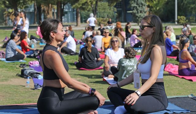 Karşıyaka’da Sevgililer Günü’ne özel yoga buluşması: İki Kalp, Tek Nefes