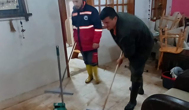 Menderes’te yağış sonrası temizlik seferberliği: Su basan 16 ev dip köşe temizlendi