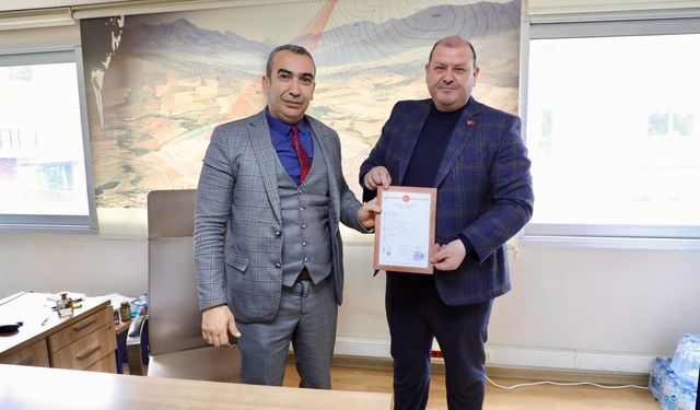 Menderes Belediyesi’nden tarihi satın alma: Ziraat Bankası iş yerinin tapusu alındı