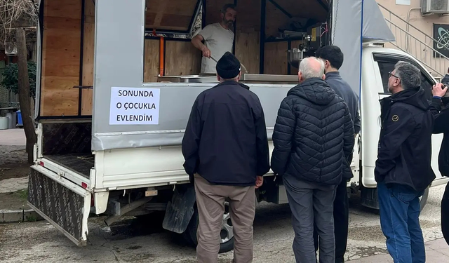 “Sonunda o çocukla evlendim” yazılı lokma dağıtımı gülümsetti
