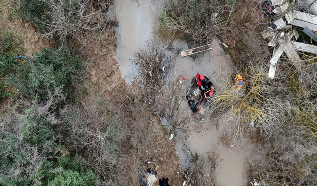 Selde sürüklenen araçtan kaçan şüpheli her yerde aranıyor