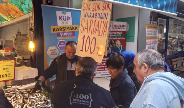 Karşıyaka’da sardalya akını: Ucuz fiyat kuyruğa neden oldu