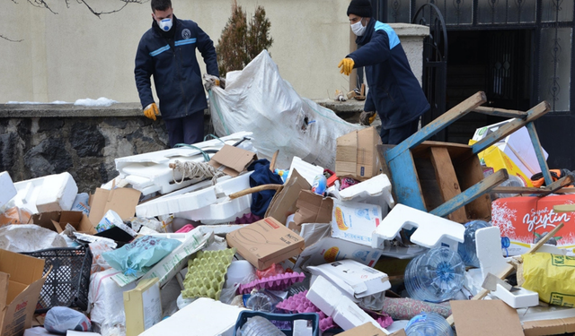 Bodrum kattaki evden 25 ton çöp çıkarıldı