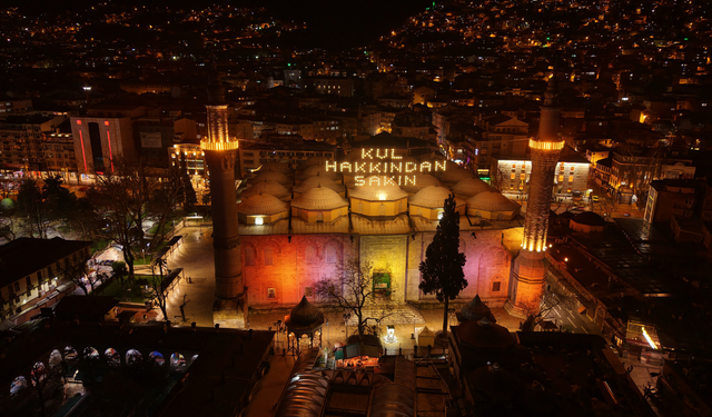Bursa Ulu Camii’nde ‘Kul hakkından sakın’ mahyası yakıldı