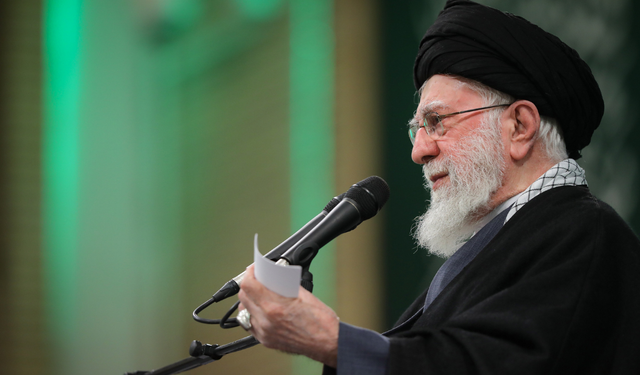 Hamaney’den Trump’a sert cevap: En güçlü askeri güç bile çöker