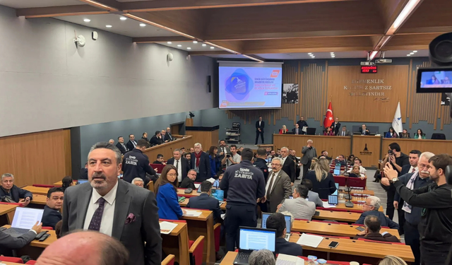 "Basmane Çukuru" protokolü mecliste protesto edildi: Pankartlar ve sloganlar gerginlik yarattı