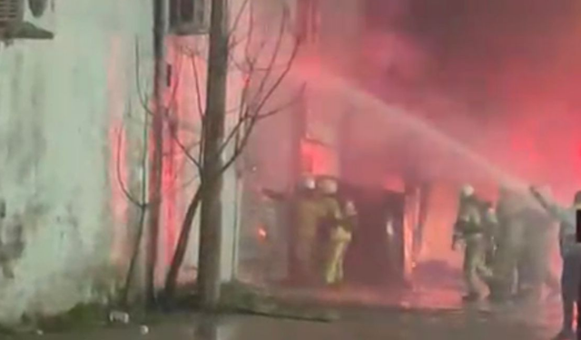 Buca’da dükkan yangını: Alevler 3-4 işyerine sıçradı