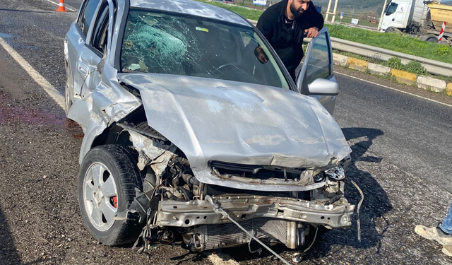 Bergama–Balıkesir yolundaki çukur kaza getirdi: Araç bariyerlere çarptı