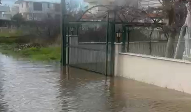 Dikili’de sağanak kabusu: Bazı mahallelerde su seviyesi 30 santimetreye dayandı