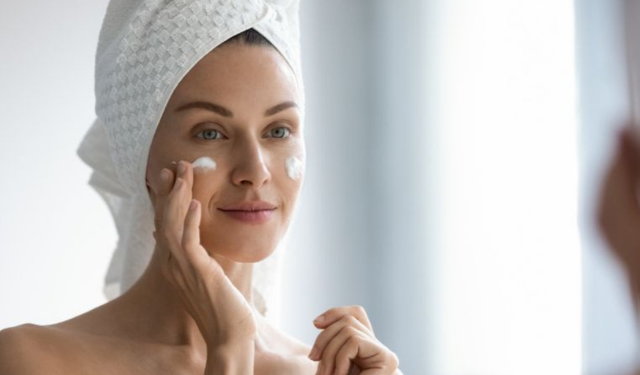 Yüz şişkinliğine çözüm yolları: Buz, gua sha ve kafein kremleri