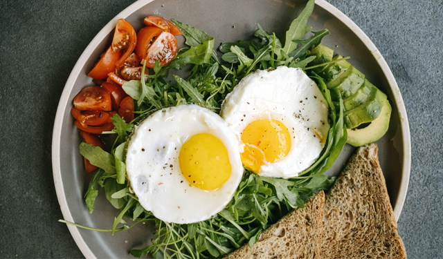 Tam yumurta tüketimi kas protein sentezini destekliyor