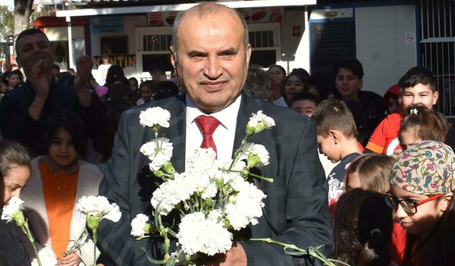 39 yıllık eğitimci Mevlüt Akar için Yahya Kemal Beyatlı İlkokulu’nda duygusal veda